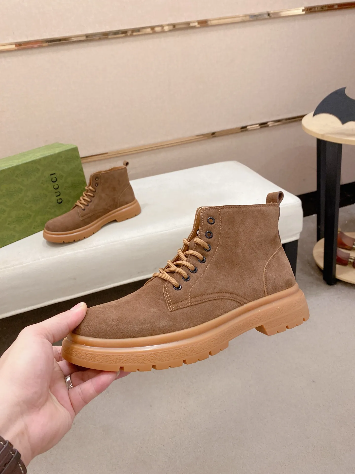 Men's shoes💰 440💰 Leather and velvet lining optional! The new high-top GUCCI counters are on the market at the same time. The new men's shoes and 😘fabric are selected from imported cowhide. The lining: leather lining and plush lining are optional. 👍🏿 High-end ☄️ air-cushion molded anti-slip rubber outsole, exquisite lines, simple and elegant, comfortable and high-end for leisure travel. Code number: 38 to 44 (45 can be customized and cannot be returned or exchanged)
